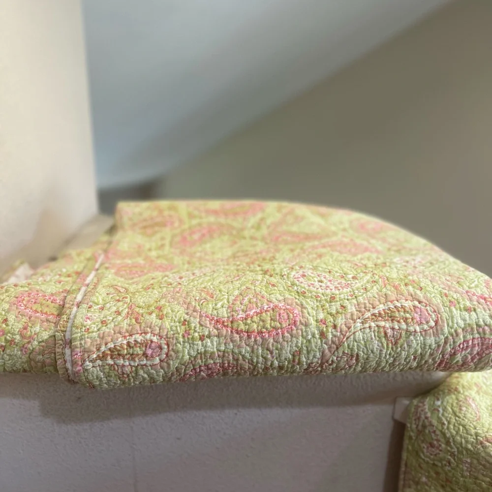 VNTG cotton Green & Pink paisley quilted twin size blanket Set with three sham